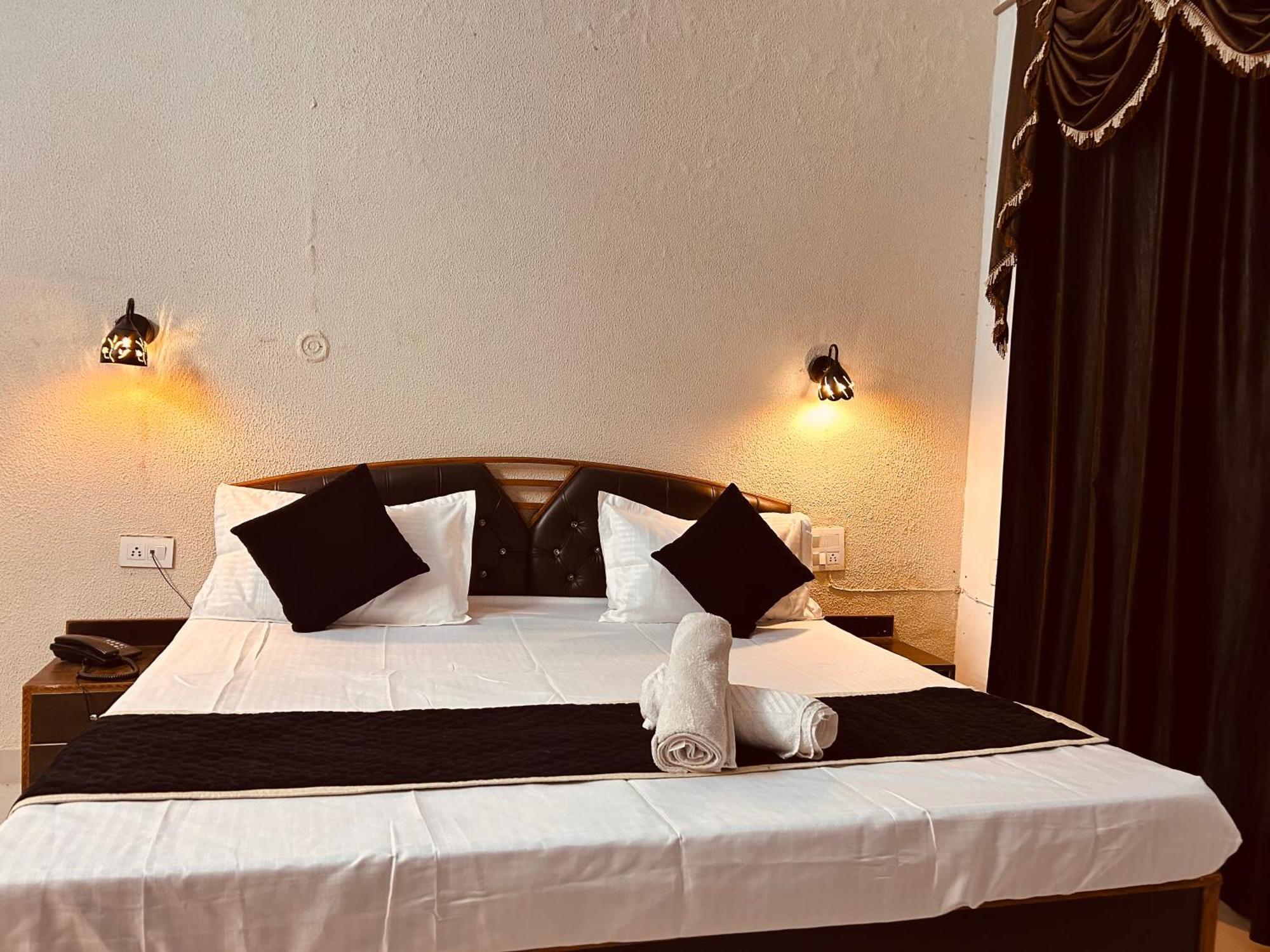 The For You Hotel & Restaurant Rishīkesh Esterno foto