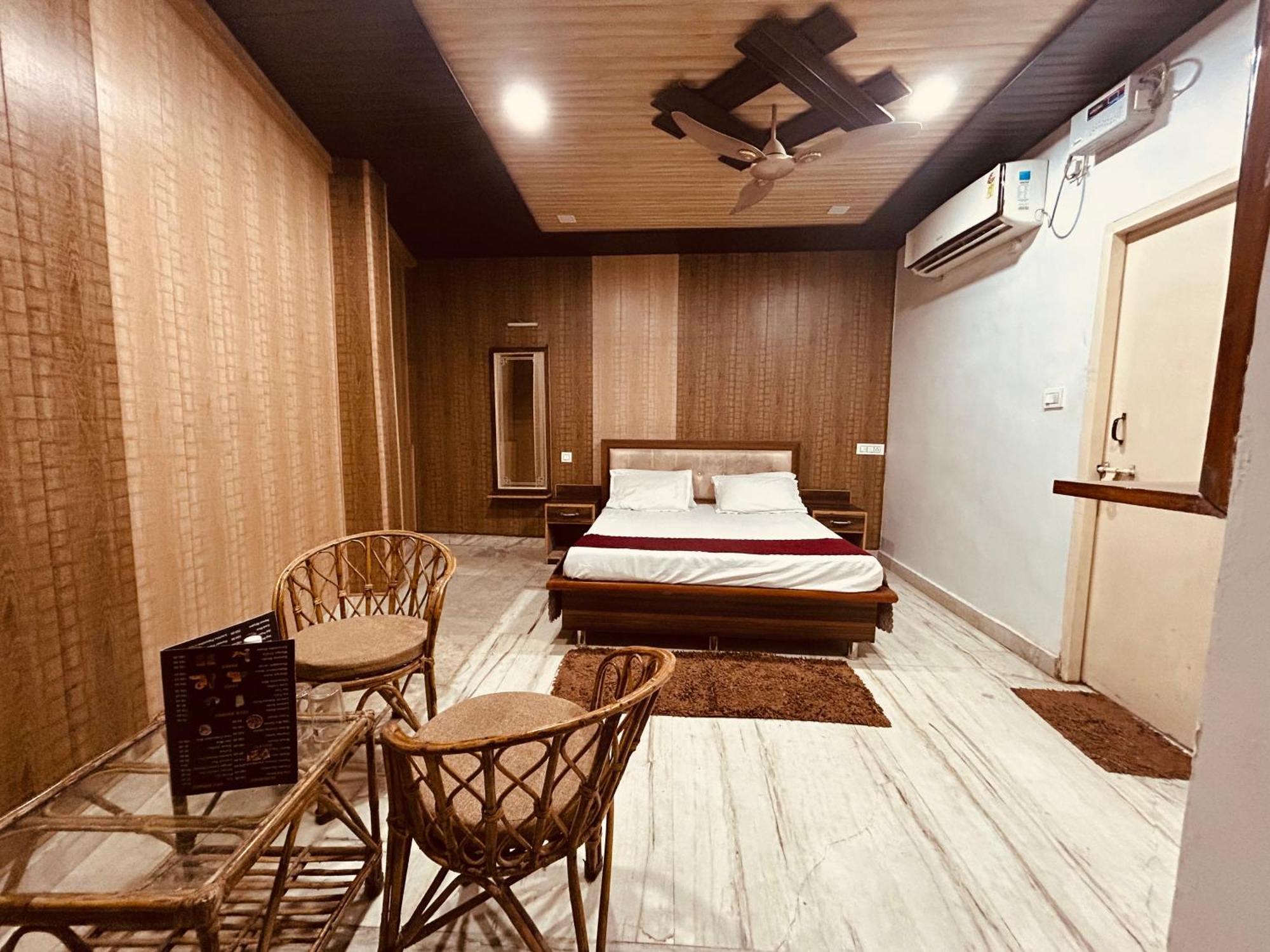 The For You Hotel & Restaurant Rishīkesh Esterno foto