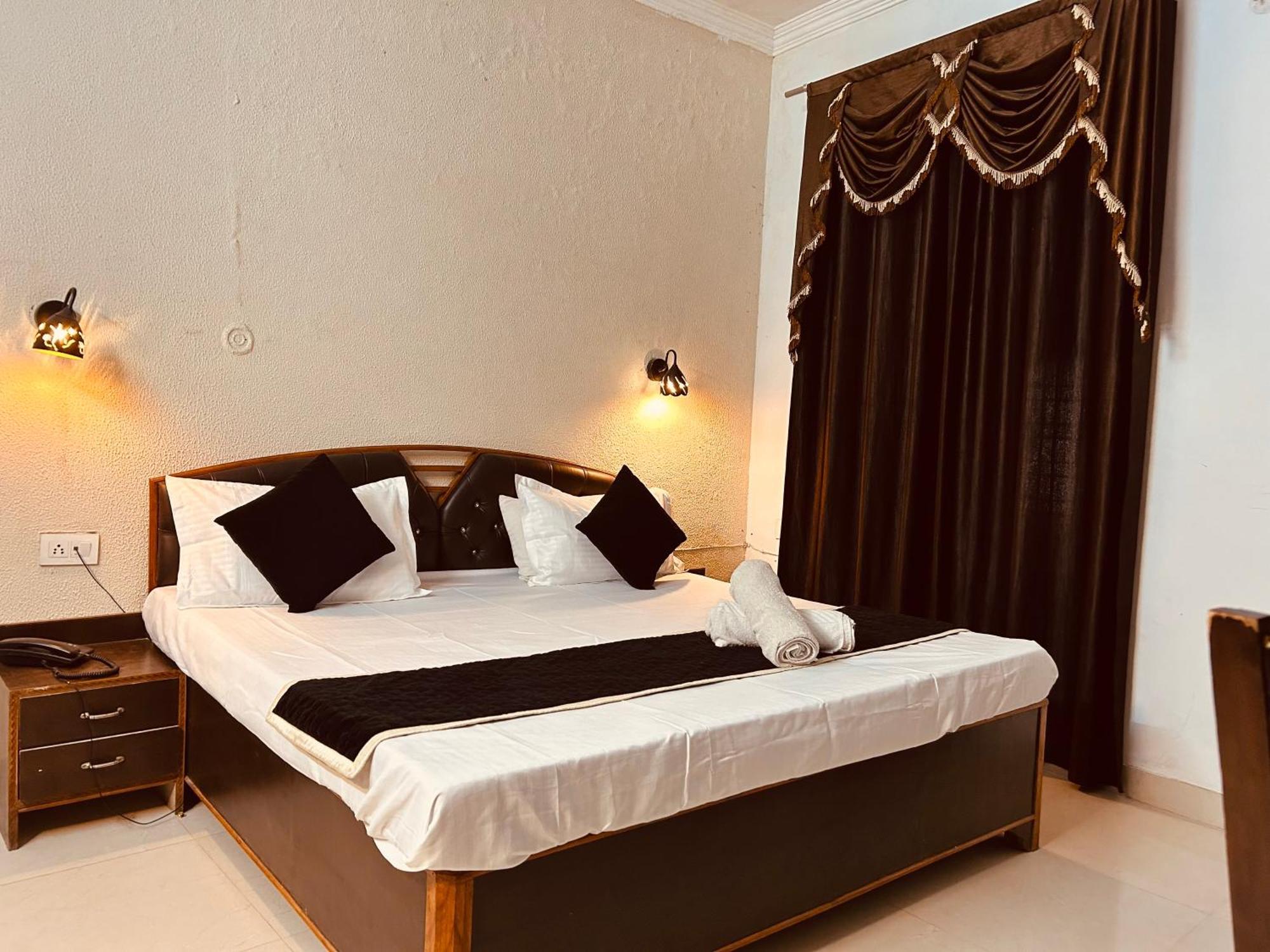 The For You Hotel & Restaurant Rishīkesh Esterno foto
