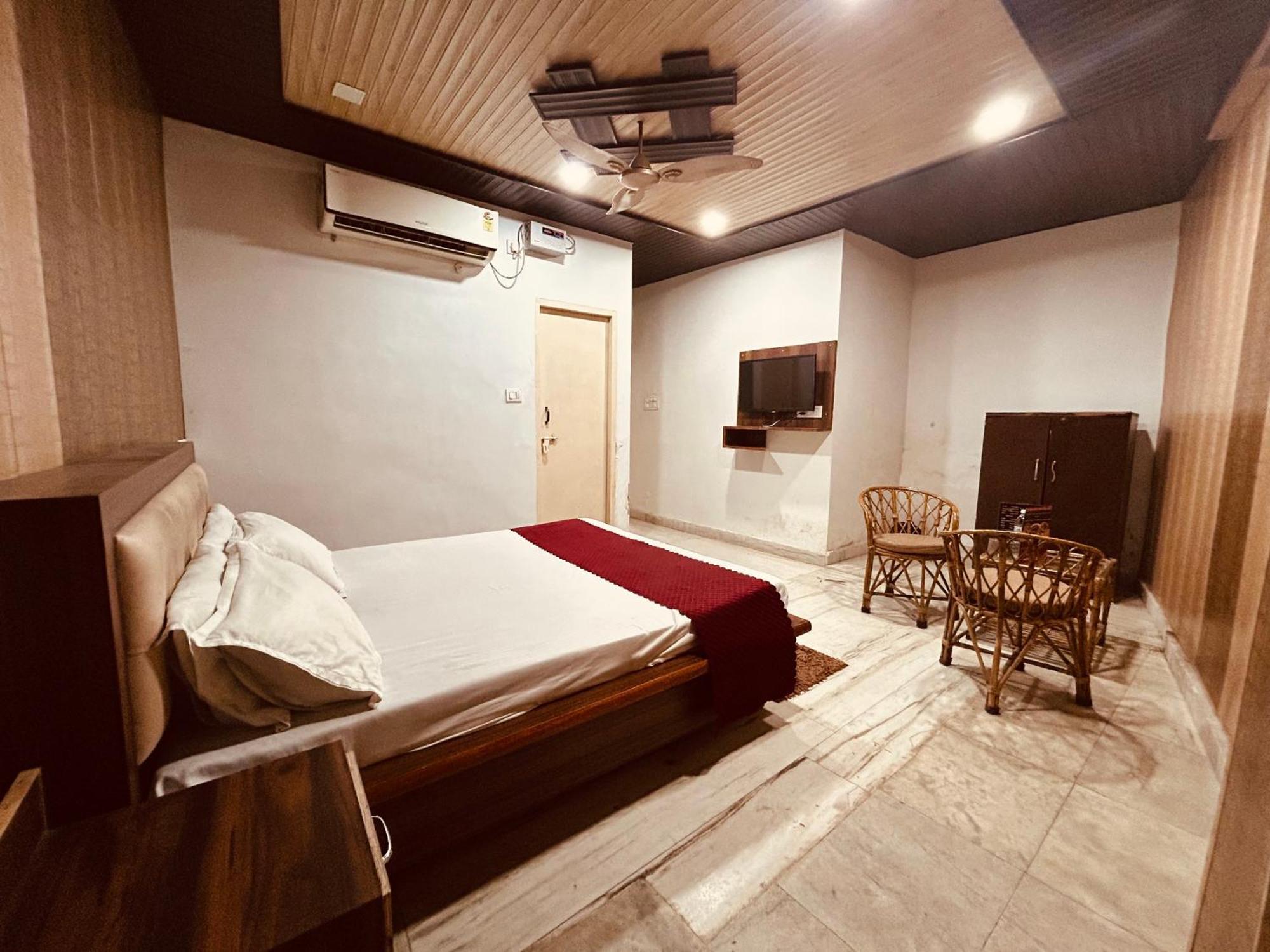 The For You Hotel & Restaurant Rishīkesh Esterno foto