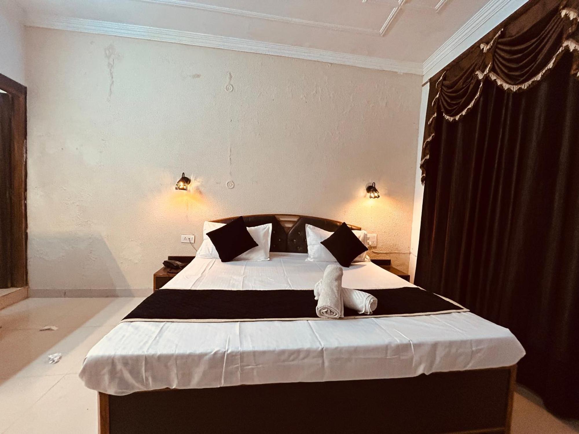 The For You Hotel & Restaurant Rishīkesh Esterno foto
